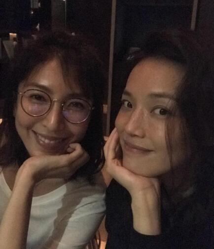 舒淇晒与杨谨华托腮合影 俩女神素颜出镜随性又真实