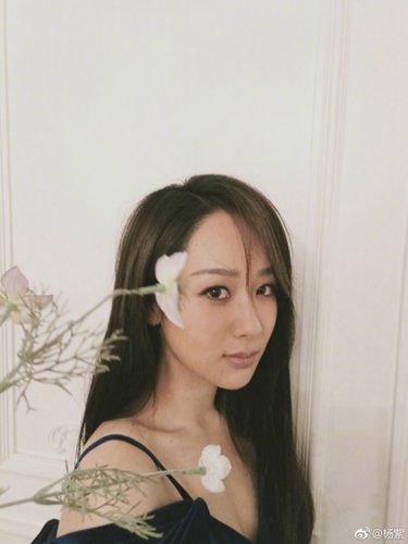 杨紫晒久违长发照,当年《家有儿女》的小雪悄悄长成了女神