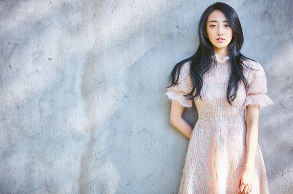 曲凌子生日写真曝光 笑容甜美驾驭青春时尚