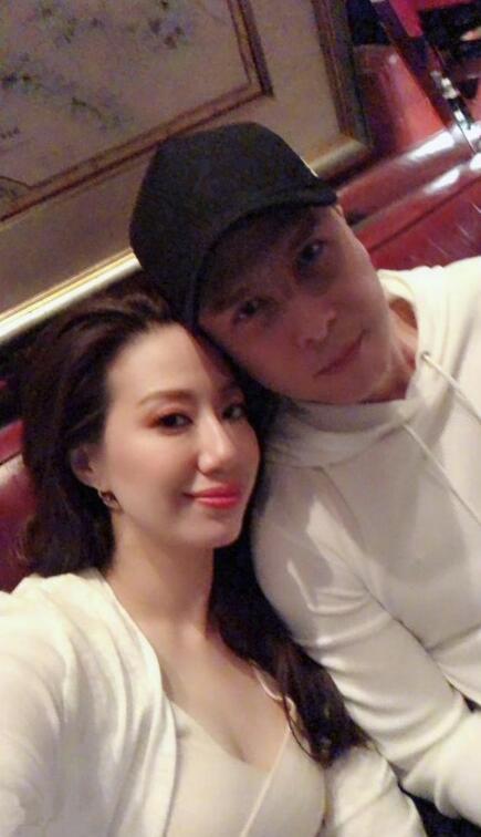 甄子丹晒照庆祝结婚十五周年 妻子汪诗诗性感美艳