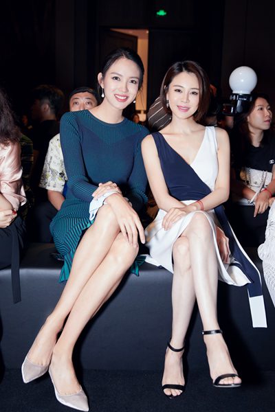 关悦现身吕燕服装秀看秀 撞色白裙散发优雅女人味